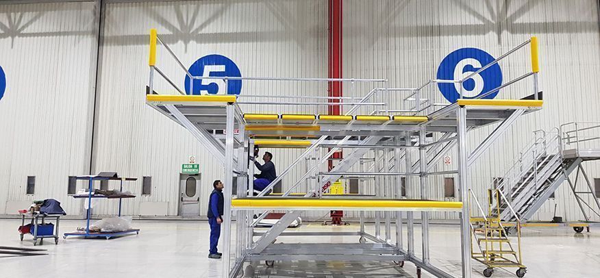 Aviation maintenance access platform in an aircraft hangar